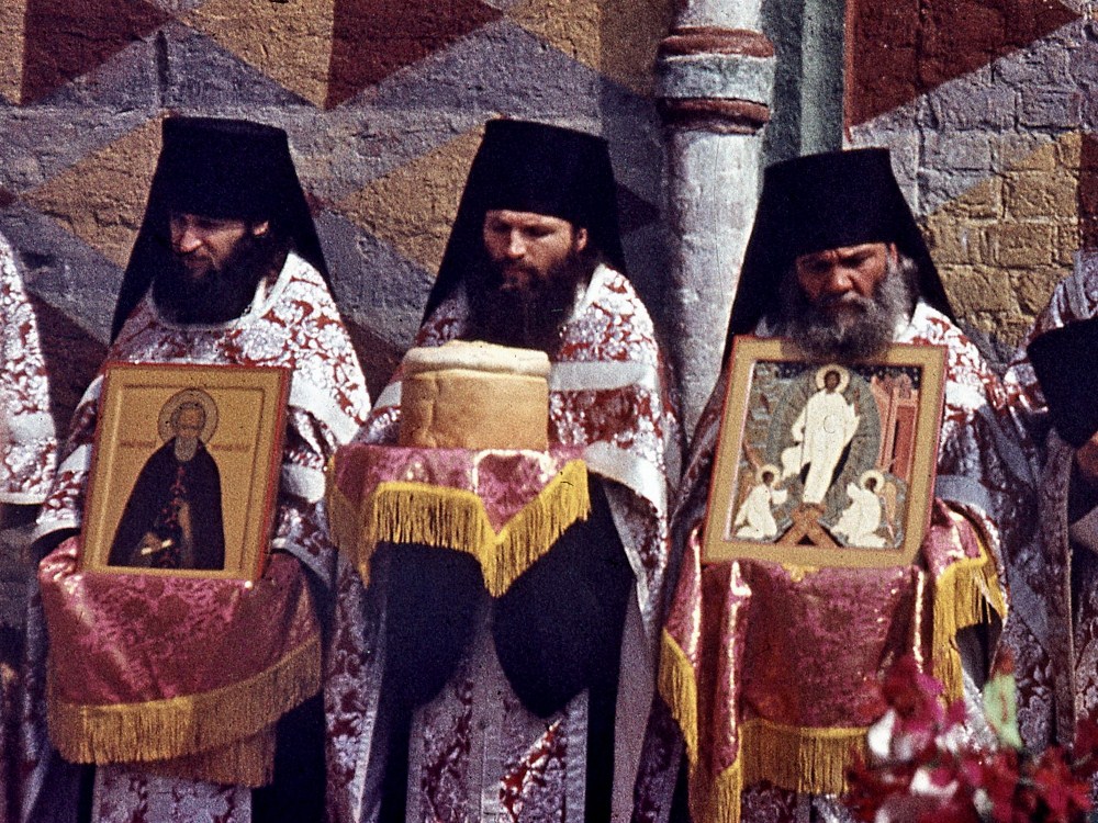 4_Крестный_ход_на_Пасху_1984_г_Отец_Афанасий_с_иконой_Воскресения.jpg