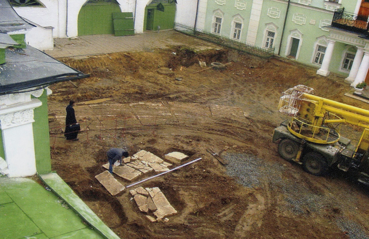 Расчистка средневековых надгробий. Троице-Сергиева Лавра. Работы 2001 г.